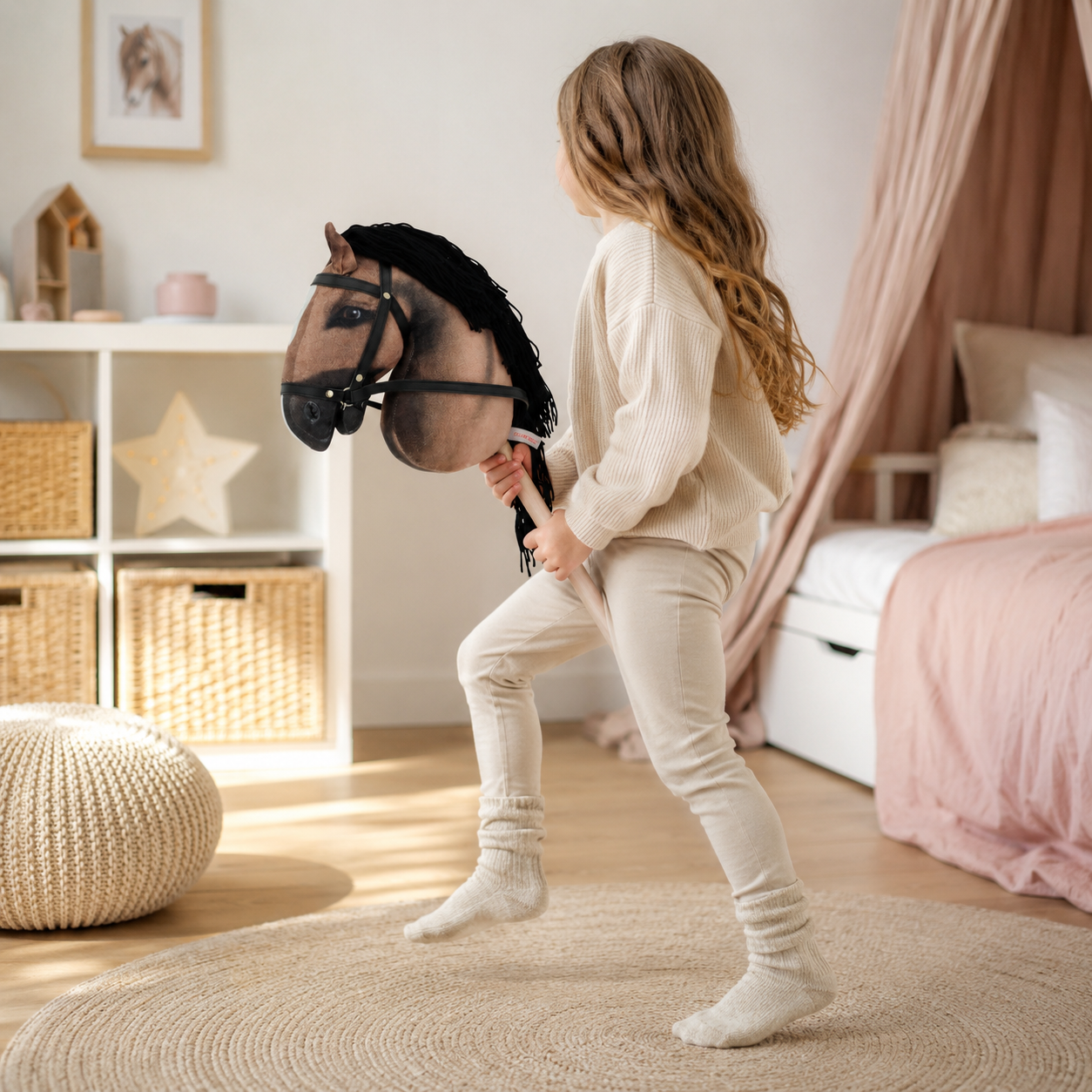 Mädchen beim Hobby Horsing mit braunem Steckenpferd im Kinderzimmer